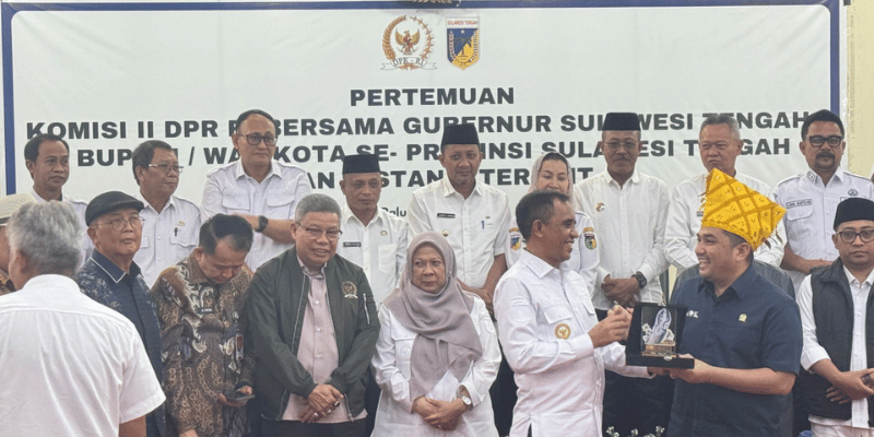 Gubernur Sulteng Dr. Anwar Hafid saat menerima kunjungan Rombongan Anggota DPR RI Komisi II di Kantor Gubernur , Rabu (7/4)