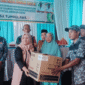 Wakil Bupati Tojo  Una-Una, Hj.Surya, S.Sos, M.Si, saat menyerahkan bantuan pembebasan lahan untuk pembangunan jaringan listrik di Desa Tombulawa, Minggu 4 Mei 2025
