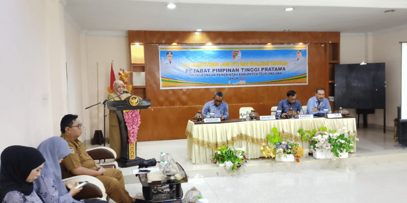 Wakil Bupati Touna, Hj.Surya, S.Sos, M.Si saat membuka Uji Kompetensi dan Evaluasi Kinerja Jabatan Pimpinan Tinggi Pratama  di Hotel Ananda Ampana, Senin 5 Mei 2025