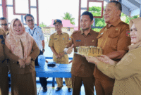 Bupati Touna lham Lawidu, dan Wakil Bupati Hj. Surya, S.Sos, M.Si., beserta jajaran kepala Dinas/Badan Pemda Tojo Una-Una, menyampaikan ucapan selamat HUT ke-60 kepada Plt. Kadis Pendidikan Pemuda dan Olahraga. 