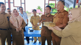 Bupati Touna lham Lawidu, dan Wakil Bupati Hj. Surya, S.Sos, M.Si., beserta jajaran kepala Dinas/Badan Pemda Tojo Una-Una, menyampaikan ucapan selamat HUT ke-60 kepada Plt. Kadis Pendidikan Pemuda dan Olahraga. 