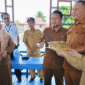 Bupati Touna lham Lawidu, dan Wakil Bupati Hj. Surya, S.Sos, M.Si., beserta jajaran kepala Dinas/Badan Pemda Tojo Una-Una, menyampaikan ucapan selamat HUT ke-60 kepada Plt. Kadis Pendidikan Pemuda dan Olahraga. 