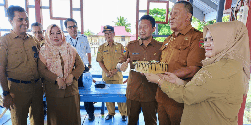 Bupati Touna lham Lawidu, dan Wakil Bupati Hj. Surya, S.Sos, M.Si., beserta jajaran kepala Dinas/Badan Pemda Tojo Una-Una, menyampaikan ucapan selamat HUT ke-60 kepada Plt. Kadis Pendidikan Pemuda dan Olahraga. 