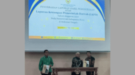 Kepala Perwakilan BPK RI Provinsi Sulawesi Tengah, I Putu Wisudantara, SE, MM, menyerahkan Laporan Hasil Pemeriksaan atas Laporan Keuangan  Pemerintah Daerah(LKPD) kepada Bupati Ilham Lawidu, SH, Selasa 27 Mei 2025