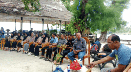 Wakil Ketua DPRD Tojo Una-Una, Jafar Amin, saat memaparkan pentingnya pengelolaan sampah berkelanjutan di Kabupaten Tojo Una-Una dalam acara Workshop dan Trainer of Trainer (TOT) Eco Games yang digelar pada 29-30 Mei 2025 di Fadhila Dive Resort