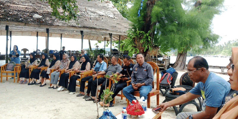 Wakil Ketua DPRD Tojo Una-Una, Jafar Amin, saat memaparkan pentingnya pengelolaan sampah berkelanjutan di Kabupaten Tojo Una-Una dalam acara Workshop dan Trainer of Trainer (TOT) Eco Games yang digelar pada 29-30 Mei 2025 di Fadhila Dive Resort