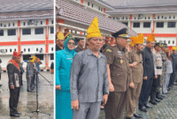 Plt. Kepala Dinas Pendidikan Pemuda dan Olahraga Tojo Una-Una, Burhanudin Lahay, S.Ag, M.Si saat memimpin upacara Hardiknas di Halaman Kantor Bupati Touna, Jumat 2 Mei 2025.