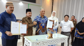 Bupati Tojo Una-Una Ilham Lawidu, S.H, dan Direktur GIWEH, Dr.Nidal Salim, saat melakukan penandatanganan MoU diruang rapat Kantor Bupati setempat, Jumat 2 Mei 2025