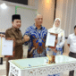Bupati Tojo Una-Una Ilham Lawidu, S.H, dan Direktur GIWEH, Dr.Nidal Salim, saat melakukan penandatanganan MoU diruang rapat Kantor Bupati setempat, Jumat 2 Mei 2025