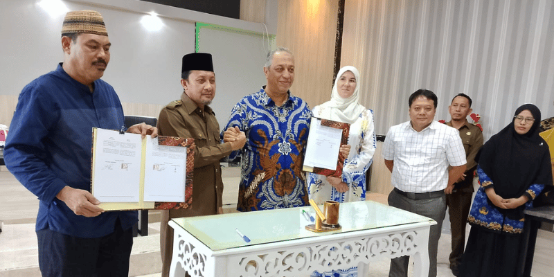 Bupati Tojo Una-Una Ilham Lawidu, S.H, dan Direktur GIWEH, Dr.Nidal Salim, saat melakukan penandatanganan MoU diruang rapat Kantor Bupati setempat, Jumat 2 Mei 2025