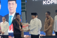 Bupati Tojo Una-Una Ilham Lawidu saat menerima Akta Notaris Koperasi Merah Putih dari Menteri Koordinator Bidang Pangan, Zulkifli Hasan, di Kota Palu, Kamis (22 Mei 2025).