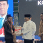 Bupati Tojo Una-Una Ilham Lawidu saat menerima Akta Notaris Koperasi Merah Putih dari Menteri Koordinator Bidang Pangan, Zulkifli Hasan, di Kota Palu, Kamis (22 Mei 2025).