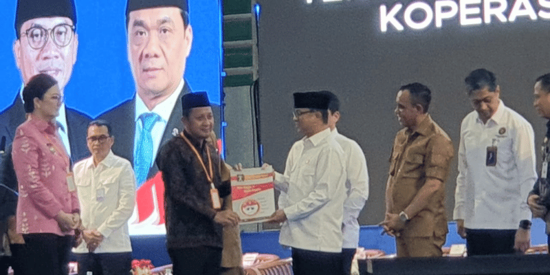 Bupati Tojo Una-Una Ilham Lawidu saat menerima Akta Notaris Koperasi Merah Putih dari Menteri Koordinator Bidang Pangan, Zulkifli Hasan, di Kota Palu, Kamis (22 Mei 2025).