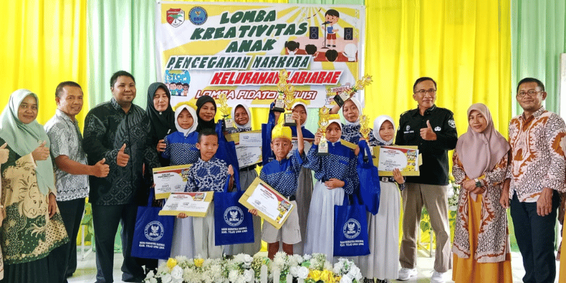 Puluhan siswa SDN 9 dan SDN 2 Ampana Kota, Kabupaten Tojo Una-Una, menunjukkan kreativitas luar biasa dalam lomba puisi dan pidato anti-narkoba, Kamis (12/6).
