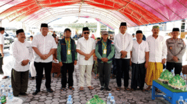 Bupati Touna Ilham Lawidu melepas tim petugas pemeriksa kesehatan hewan kurban secara (Kesmavet) di Masjid Thamaratul Ukhuwah, Kelurahan Muara Toba, usai salat Jumat (6/6)