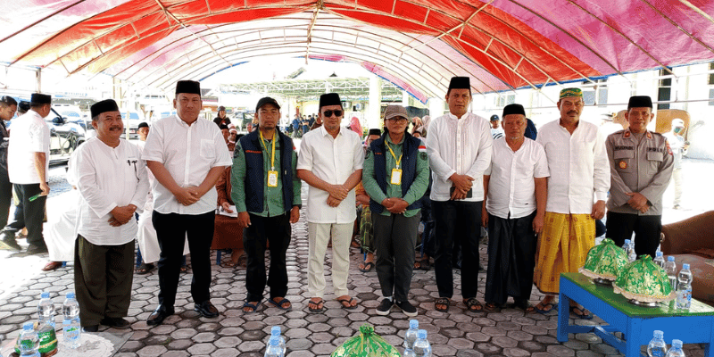Bupati Touna Ilham Lawidu melepas tim petugas pemeriksa kesehatan hewan kurban secara (Kesmavet) di Masjid Thamaratul Ukhuwah, Kelurahan Muara Toba, usai salat Jumat (6/6)