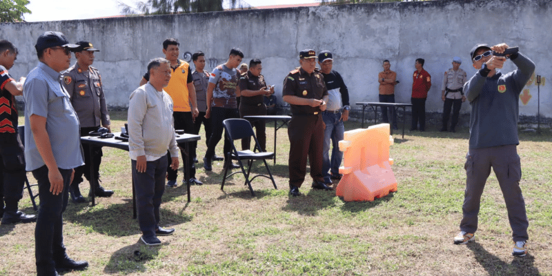 Ketua DPRD Tojo Una-una, Gusnar A. Suleman, Kapolres dan Kajari saat menghadiri lomba menembak pada HUT Bhayangkara 79 di lapangan tembak Mako Polres setempat , Selasa (10/6)