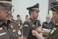 Kajari Tojo Una-una, Pilipus Siahaan, SH.MH, melantik Ade Chandra Kirana Damanik,S.H.,M.H., dan dan Muh.Dhimas Trisaskti, S.H, diruang rapat kantor Kejari setempat,Rabu (11/6)