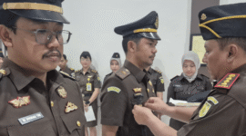 Kajari Tojo Una-una, Pilipus Siahaan, SH.MH, melantik Ade Chandra Kirana Damanik,S.H.,M.H., dan dan Muh.Dhimas Trisaskti, S.H, diruang rapat kantor Kejari setempat,Rabu (11/6)