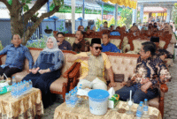 Bupati dan Wakil Ilham Lawidu dan Hj.Surya saat duduk bersama mantan Bupati Tojo Una-una, Drs. Damsik Ladjalani
