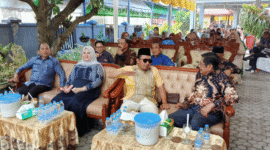 Bupati dan Wakil Ilham Lawidu dan Hj.Surya saat duduk bersama mantan Bupati Tojo Una-una, Drs. Damsik Ladjalani