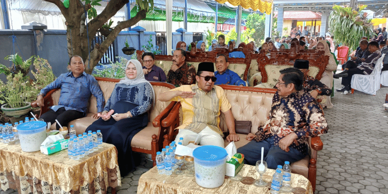 Bupati dan Wakil Ilham Lawidu dan Hj.Surya saat duduk bersama mantan Bupati Tojo Una-una, Drs. Damsik Ladjalani