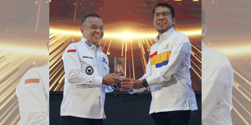 Walikota Palu Hadianto Rasyid saat menerima penghargaan, Rabu 28 Mei 2025
