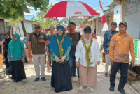 Wakil Bupati Hj.Surya, S.Sos,M.SI bersama Ketua TP-PKK Tojo Una-Una Ibu Hajar Lawidu disambut antusias masyarakat desa Bomba, Kecamatan Batudaka saat melakukan penilaian lomba desa, Rabu (28/5)