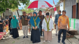 Wakil Bupati Hj.Surya, S.Sos,M.SI bersama Ketua TP-PKK Tojo Una-Una Ibu Hajar Lawidu disambut antusias masyarakat desa Bomba, Kecamatan Batudaka saat melakukan penilaian lomba desa, Rabu (28/5)