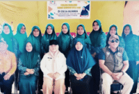 Ketua TP-PKK Kabupaten Tojo Una-Una, Ibu Hajar Lawidu bersama Wabup Hj. Surya saat berfoto bersama di desa Bomba, Rabu (28/5).