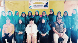 Ketua TP-PKK Kabupaten Tojo Una-Una, Ibu Hajar Lawidu bersama Wabup Hj. Surya saat berfoto bersama di desa Bomba, Rabu (28/5).