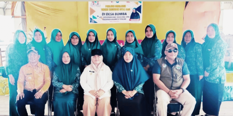 Ketua TP-PKK Kabupaten Tojo Una-Una, Ibu Hajar Lawidu bersama Wabup Hj. Surya saat berfoto bersama di desa Bomba, Rabu (28/5).