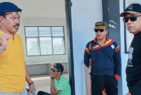 PJ. Sekda Alfian Matajeng, bersama Plt. Asisten II Setda Tojo Una-Una, Aspan Taurenta saat memimpin 21 OPD yang melaksanakan Jumat bersih di Kantor Balai Latihan Kerja (BLK) Desa Uebone , Jumat 23 Mei 2025