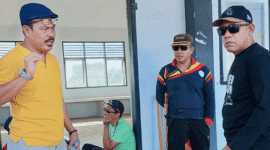 PJ. Sekda Alfian Matajeng, bersama Plt. Asisten II Setda Tojo Una-Una, Aspan Taurenta saat memimpin 21 OPD yang melaksanakan Jumat bersih di Kantor Balai Latihan Kerja (BLK) Desa Uebone , Jumat 23 Mei 2025