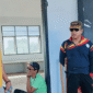 PJ. Sekda Alfian Matajeng, bersama Plt. Asisten II Setda Tojo Una-Una, Aspan Taurenta saat memimpin 21 OPD yang melaksanakan Jumat bersih di Kantor Balai Latihan Kerja (BLK) Desa Uebone , Jumat 23 Mei 2025