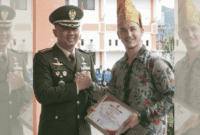 Dandim 1307/Poso Letkol Arm. Edy Yulian Budiargo, S.Sos,M.Han  menyerahkan piagam penghargaan kepada salah satu pengusaha Pariwisata Tojo Una-una, Thomas Despin, Minggu 1 Juni 2025