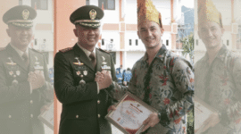 Dandim 1307/Poso Letkol Arm. Edy Yulian Budiargo, S.Sos,M.Han  menyerahkan piagam penghargaan kepada salah satu pengusaha Pariwisata Tojo Una-una, Thomas Despin, Minggu 1 Juni 2025