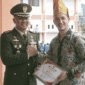 Dandim 1307/Poso Letkol Arm. Edy Yulian Budiargo, S.Sos,M.Han  menyerahkan piagam penghargaan kepada salah satu pengusaha Pariwisata Tojo Una-una, Thomas Despin, Minggu 1 Juni 2025