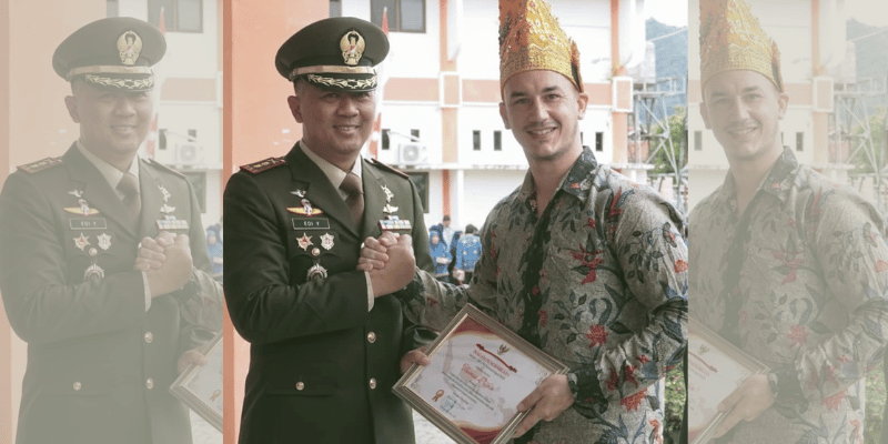 Dandim 1307/Poso Letkol Arm. Edy Yulian Budiargo, S.Sos,M.Han  menyerahkan piagam penghargaan kepada salah satu pengusaha Pariwisata Tojo Una-una, Thomas Despin, Minggu 1 Juni 2025
