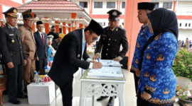 Bupati Tojo una-una Ilham Lawidu saat menandantangani berita acara penyerahan SK 51 CPNS pada peringatan Hari Lahir Pancasila ke-80, Minggu (1/6/2025).