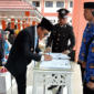 Bupati Tojo una-una Ilham Lawidu saat menandantangani berita acara penyerahan SK 51 CPNS pada peringatan Hari Lahir Pancasila ke-80, Minggu (1/6/2025).