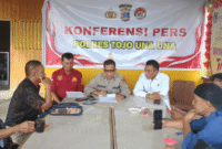Wakapolres Tojo Una-Una Kompol Mulyadi dampingi Kasat Reskrim Iptu Syarif dan Kasi Humas Iptu Martono menggelar konferensi pers  penghentian penyidikan dugaan kasus penipuan, dikantin Mako Polres Touna, Senin 2 Juni 2025