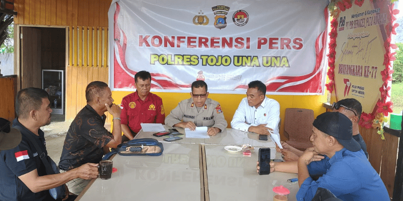 Wakapolres Tojo Una-Una Kompol Mulyadi dampingi Kasat Reskrim Iptu Syarif dan Kasi Humas Iptu Martono menggelar konferensi pers  penghentian penyidikan dugaan kasus penipuan, dikantin Mako Polres Touna, Senin 2 Juni 2025