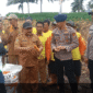 Kadis Pertanian dan Ketahanan Pangan Tojo Una-una Mahdi SP bersama kelompok tani, dan Manajer PT Bisi 235 Macho beserta petugasnya saat panen raya pada Selasa 3 Juni 2025.