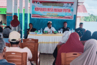 Camat Batudaka, Arman K. Tambilalo, S.Pi.,M.A.P., saat menggelar sosialisasi Koperasi Merah Putih di wilayahnya, pada Rabu (4/6/2025)