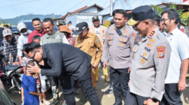 Wakil Ketua MPR RI, Abcabdra Muhammad Akbar Supratman,didampingi Kapolda Sulawesi Tengah, Irjen Pol.Dr.Agus Nugroho, menyalurkan bantuan senilai Rp150 juta kepada warga Desa Wombo dan Desa Wombo Kalonggo, Kecamatan Tanantovea, Kabupaten Donggala, Selasa (3/6).