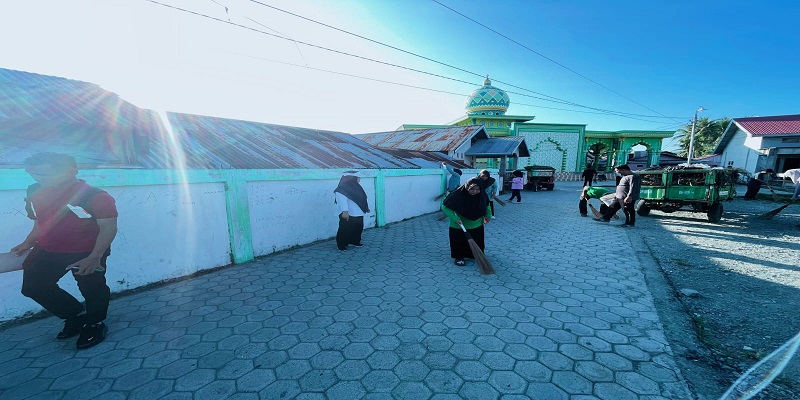 
Wakil Bupati Tojo Una-Una, Hj. Surya, memimpin kegiatan Jumat Bersih serentak di seluruh wilayah Kabupaten Tojo Una-Una, Jumat (4/7/2025).
