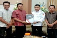 Ketua Bawaslu Kabupaten Tojo Una-Una, Taufiq Rizal Liara, didampingi anggota Gafril dan Ibrahim Untu (Koordinator Sekretariat),kepada Bupati Ilham Lawidu di ruang kerjanya pada Kamis, 19 Juni 2025.