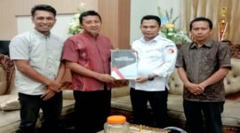 Ketua Bawaslu Kabupaten Tojo Una-Una, Taufiq Rizal Liara, didampingi anggota Gafril dan Ibrahim Untu (Koordinator Sekretariat),kepada Bupati Ilham Lawidu di ruang kerjanya pada Kamis, 19 Juni 2025.