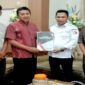 Ketua Bawaslu Kabupaten Tojo Una-Una, Taufiq Rizal Liara, didampingi anggota Gafril dan Ibrahim Untu (Koordinator Sekretariat),kepada Bupati Ilham Lawidu di ruang kerjanya pada Kamis, 19 Juni 2025.